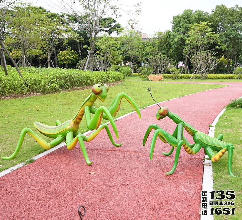 公園玻璃鋼仿真動(dòng)物螳螂雕塑