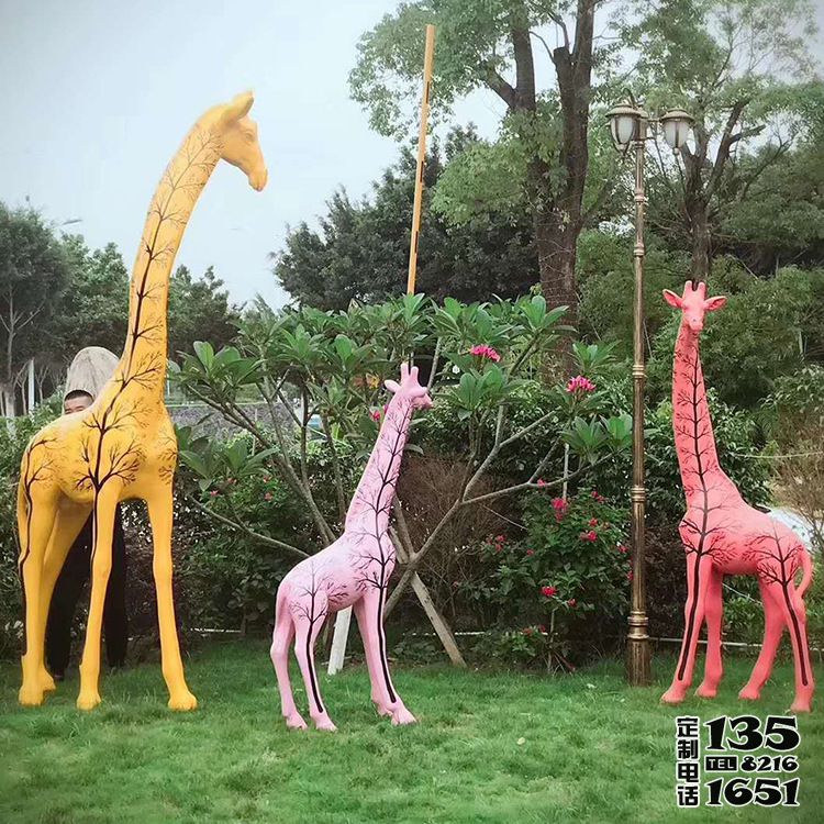 動物園擺放的玻璃鋼彩繪仿真動物長頸鹿雕塑