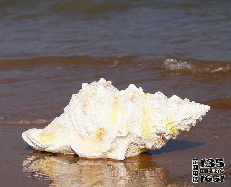 湖邊擺放的長行的玻璃鋼創意海螺雕塑