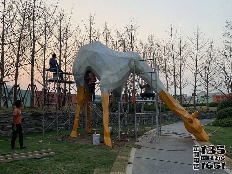 公園玻璃鋼幾何路邊低頭吃草的長(zhǎng)頸鹿雕塑