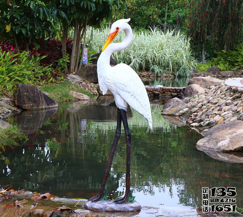 玻璃鋼仿真創(chuàng)意站在池塘邊上的大長腿仙鶴雕塑